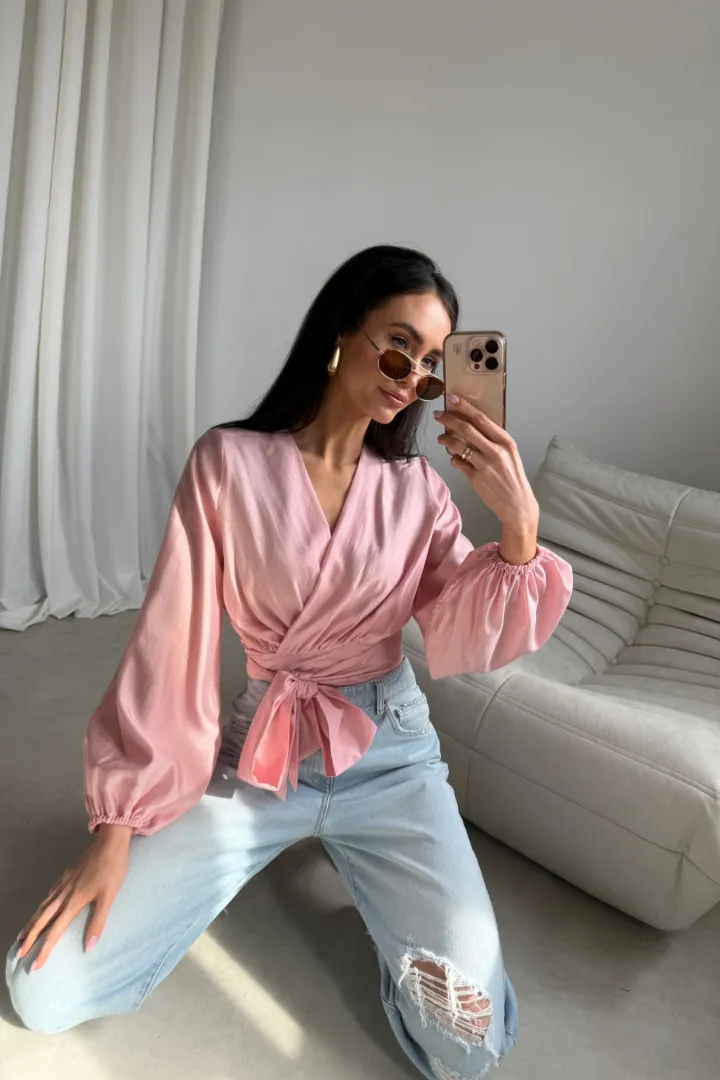 Nerina - elegante Wickelbluse mit Taillenbindung und langen Ärmeln in Rosa