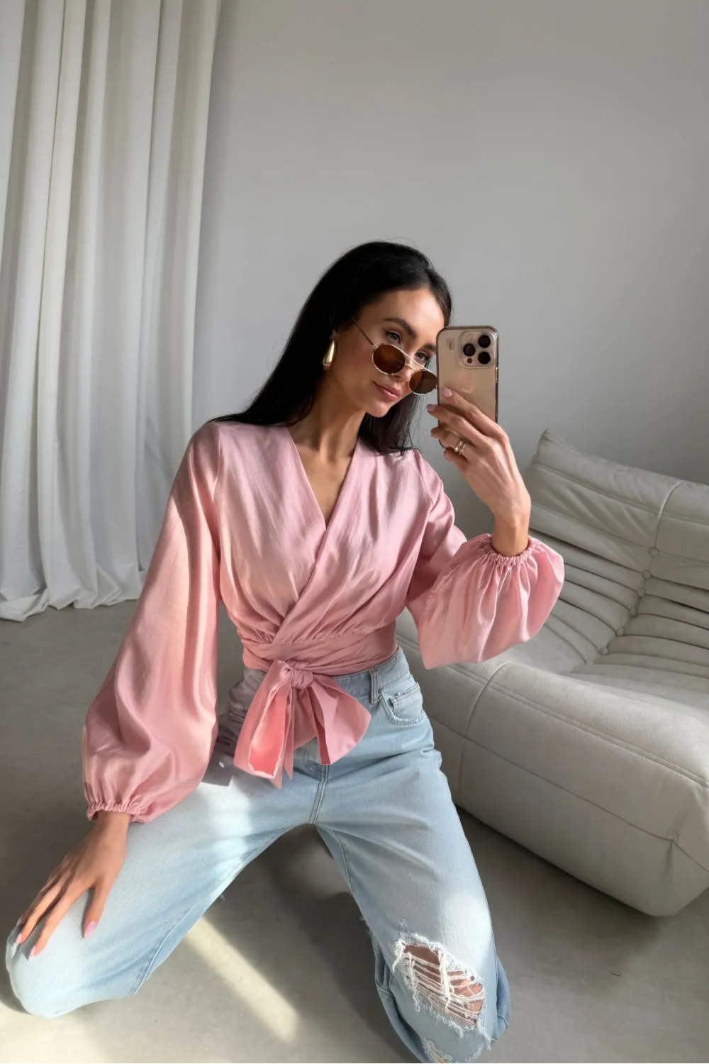 Nerina – elegante Wickelbluse mit Taillenbindung und langen Ärmeln in Rosa | Roco Fashion