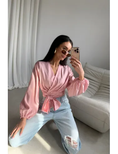 Nerina – elegante Wickelbluse mit Taillenbindung und langen Ärmeln in Rosa | Roco Fashion