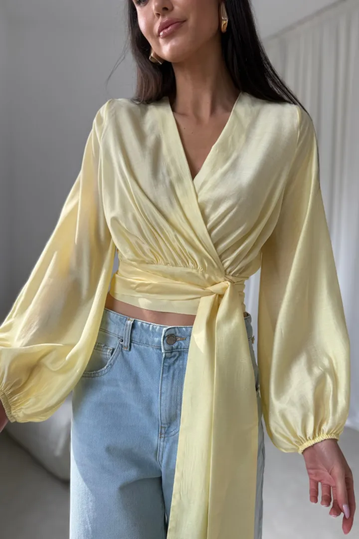 Nerina - elegante Wickelbluse mit Taillenbindung und langen Ärmeln in Gelb
