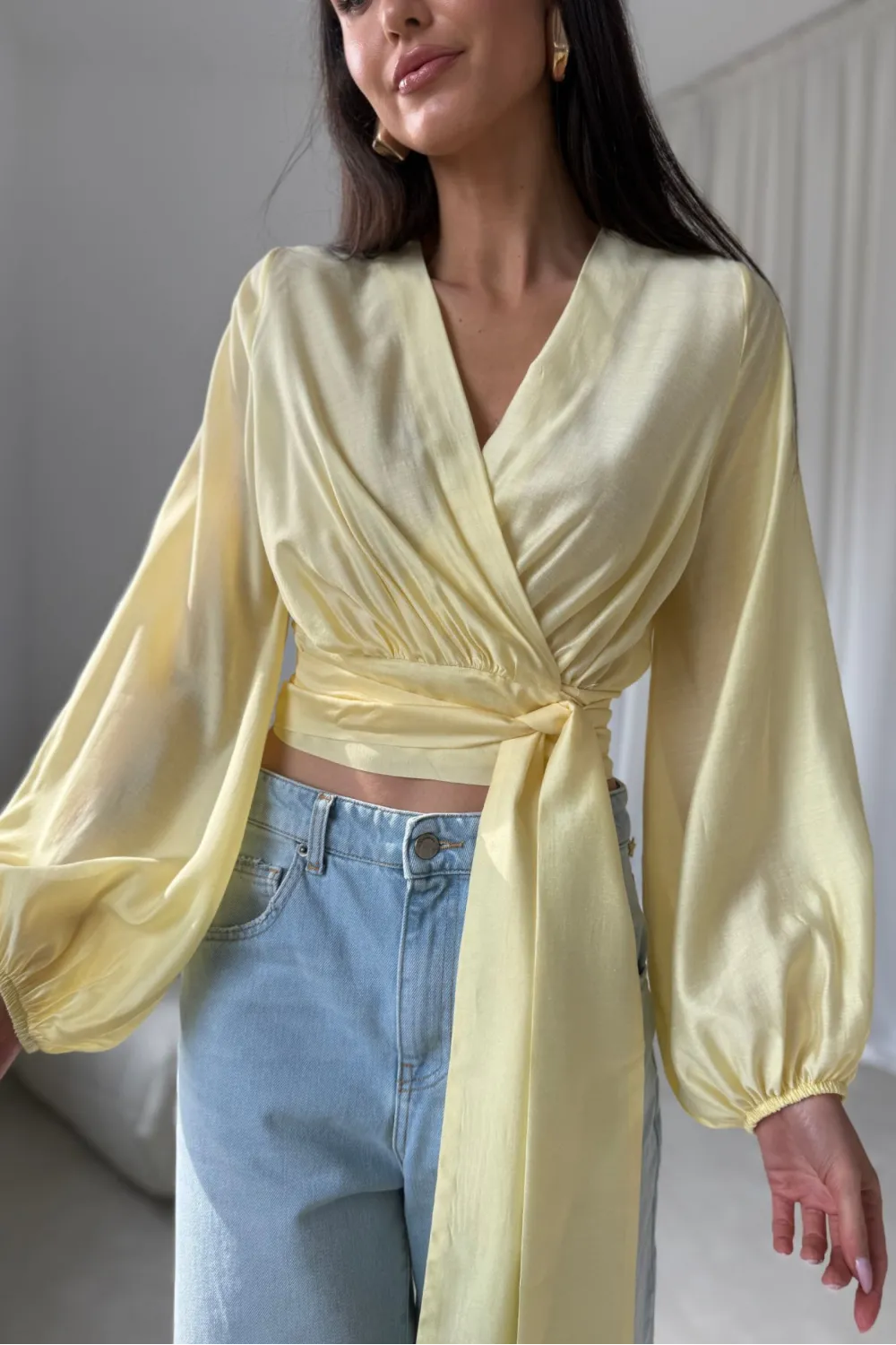 Nerina – elegante Wickelbluse mit Taillenbindung und langen Ärmeln in Gelb | Roco Fashion Nerina – elegante Wickelbluse mit Taillenbindung und langen Ärmeln in Gelb | Roco Fashion