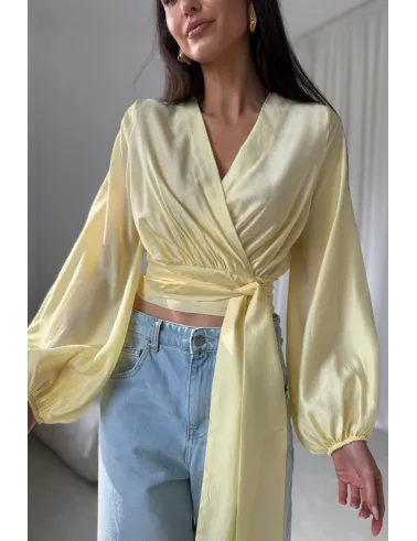 Nerina – elegante Wickelbluse mit Taillenbindung und langen Ärmeln in Gelb | Roco Fashion