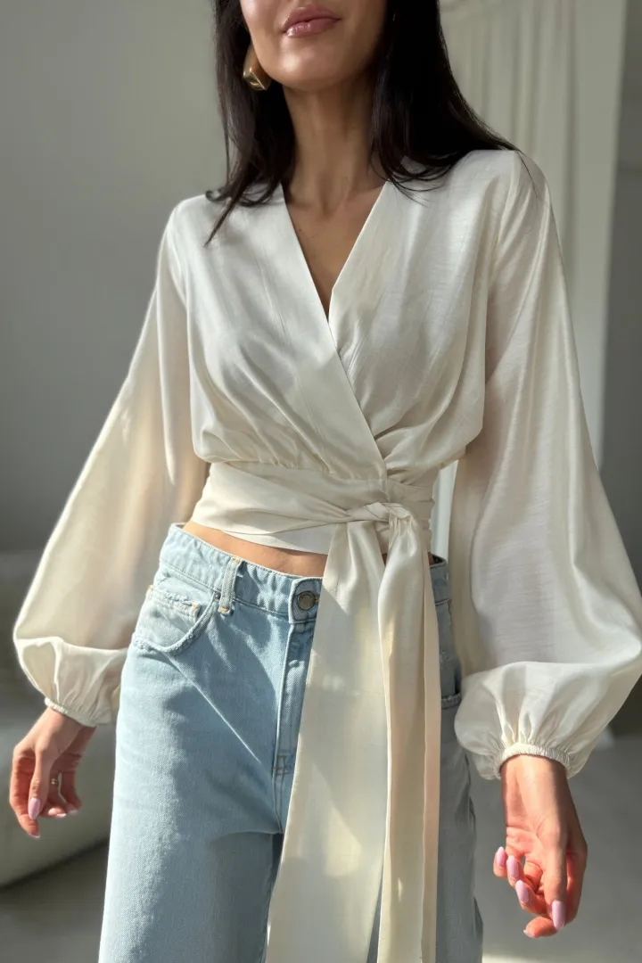 Nerina - elegante Wickelbluse mit Taillenbindung und langen Ärmeln in Vanille