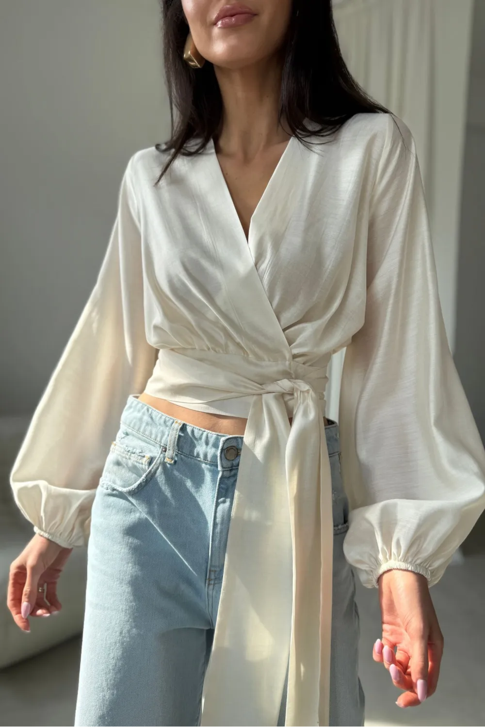 Nerina – waniliowa kopertowa bluzka wiązana w talii z długim rękawem | Roco Fashion