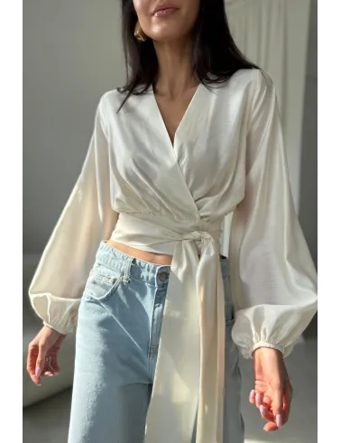 Nerina – elegante Wickelbluse mit Taillenbindung und langen Ärmeln in Vanille | Roco Fashion