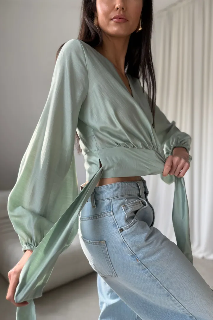 Nerina - elegante Wickelbluse mit Taillenbindung und langen Ärmeln in Mint
