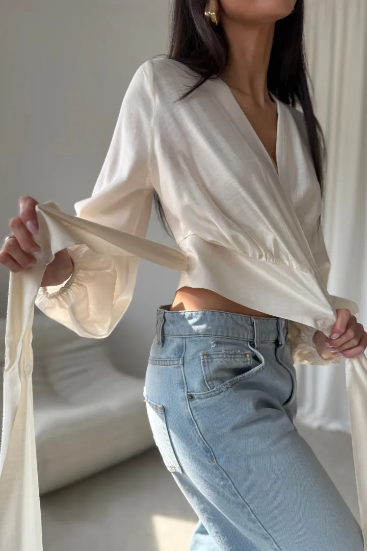 Nerina - elegante Wickelbluse mit Taillenbindung und langen Ärmeln in Vanille