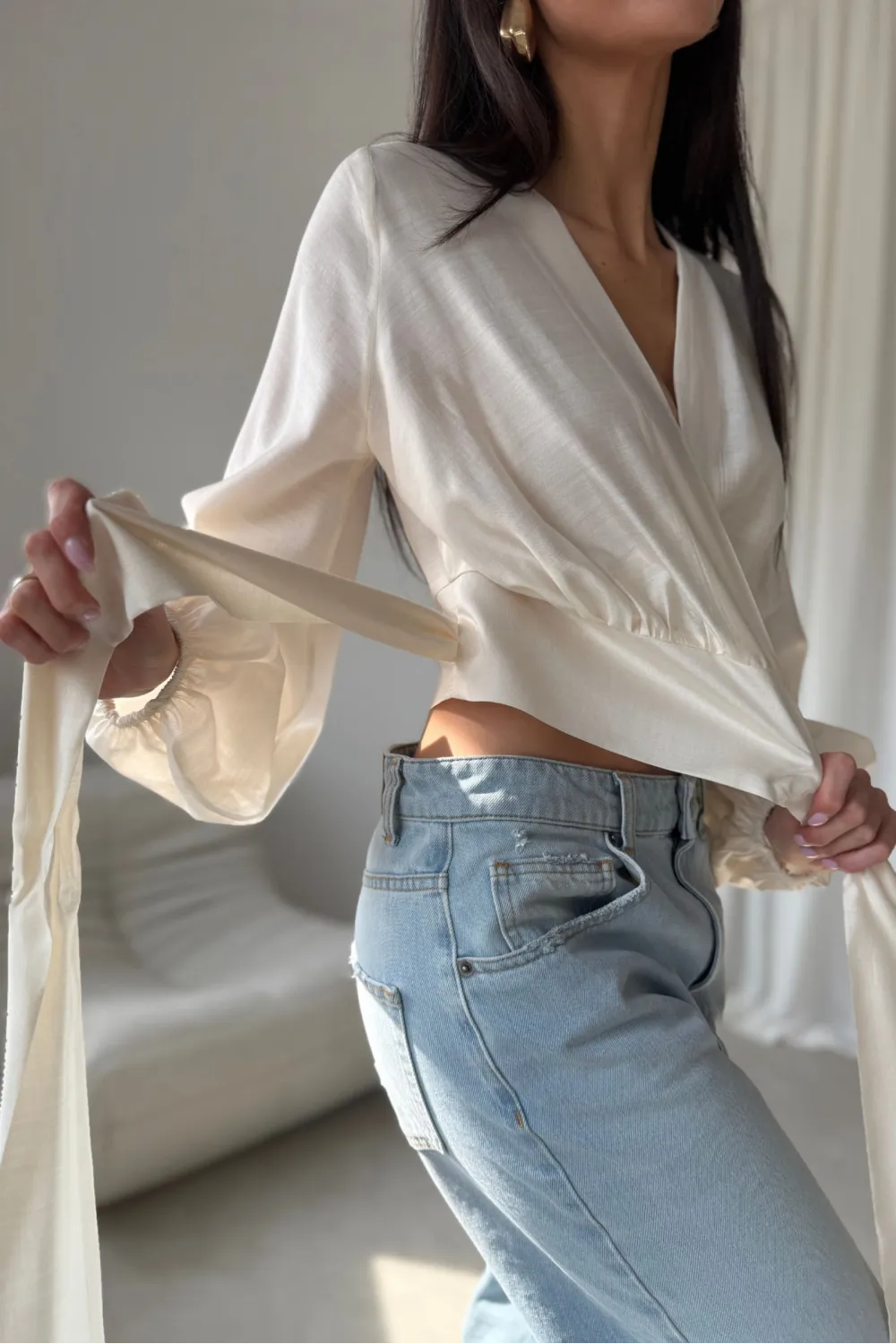 Nerina – elegante Wickelbluse mit Taillenbindung und langen Ärmeln in Vanille | Roco Fashion Nerina – elegante Wickelbluse mit Taillenbindung und langen Ärmeln in Vanille | Roco Fashion