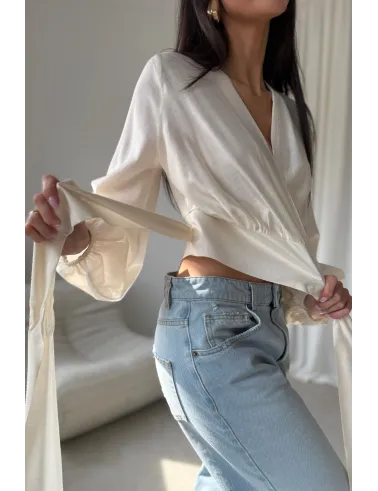 Nerina – elegante Wickelbluse mit Taillenbindung und langen Ärmeln in Vanille | Roco Fashion