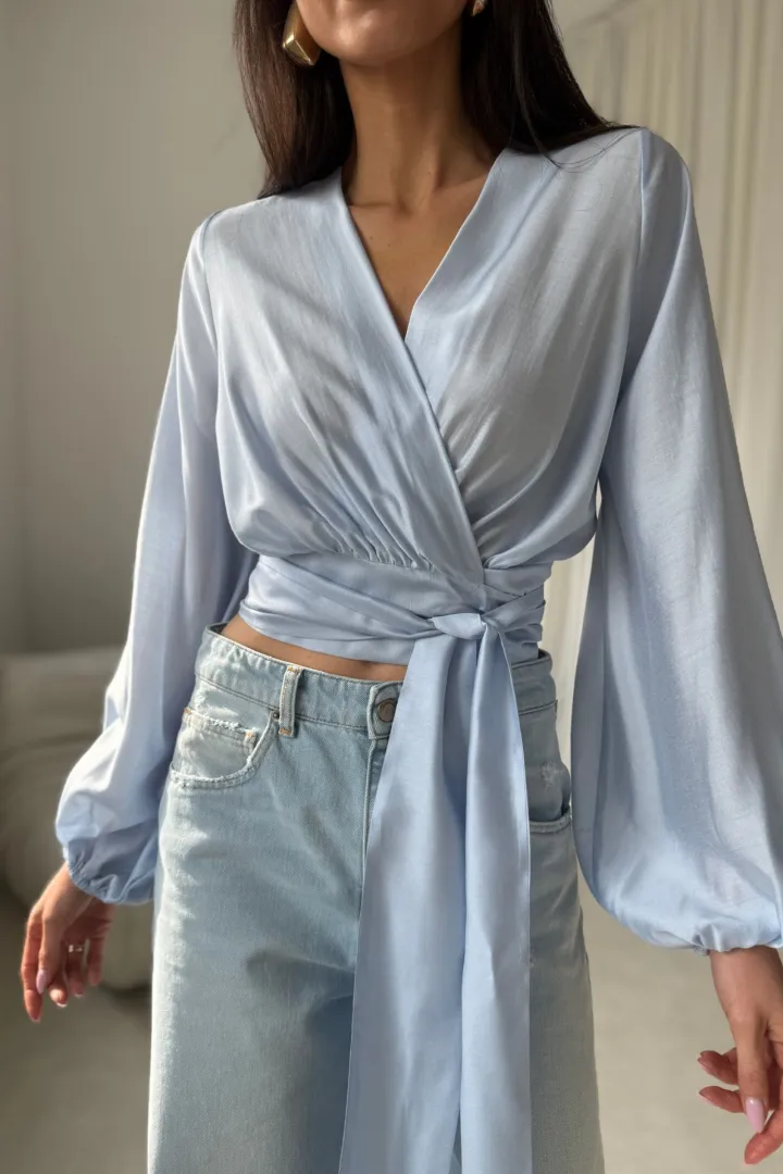 Nerina - elegante Wickelbluse mit Taillenbindung und langen Ärmeln in Himmelblau