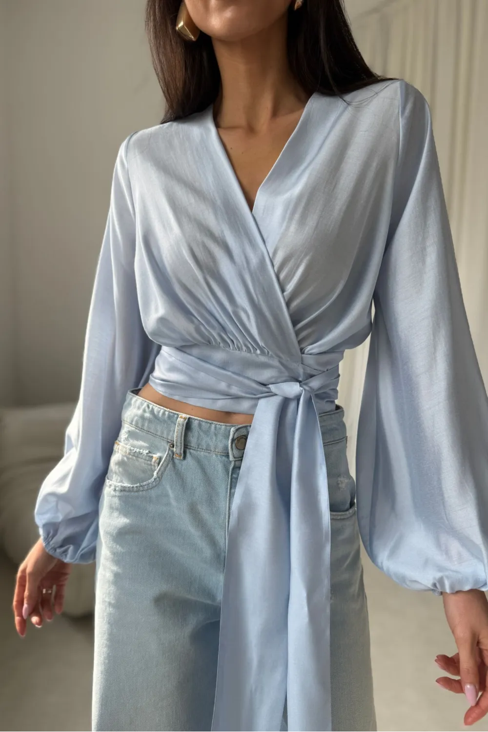 Nerina – elegante Wickelbluse mit Taillenbindung, lange Ärmel, himmelblau | Roco Fashion