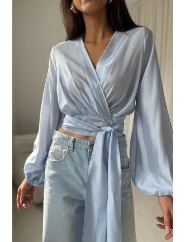 Nerina – kopertowa bluzka wiązana w talii, długi rękaw, błękitna | Roco Fashion