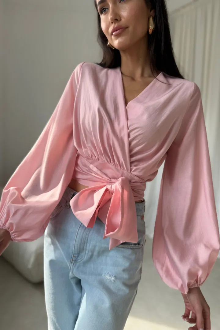 Nerina - elegante Wickelbluse mit Taillenbindung und langen Ärmeln in Rosa