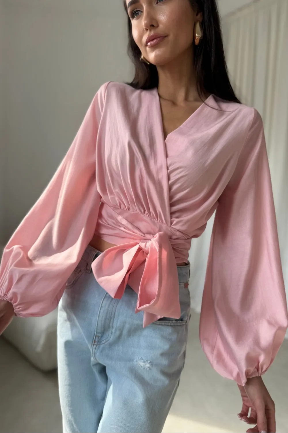 Nerina – elegante Wickelbluse mit Taillenbindung und langen Ärmeln in Rosa | Roco Fashion