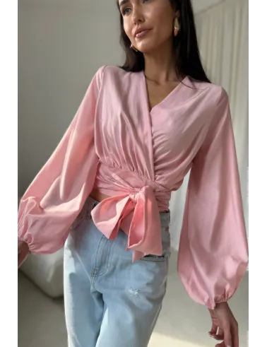Nerina – różowa kopertowa bluzka wiązana w talii z długim rękawem | Roco Fashion