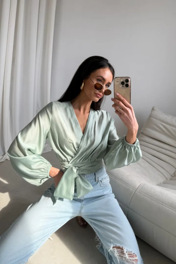 Nerina - elegante Wickelbluse mit Taillenbindung und langen Ärmeln in Mint