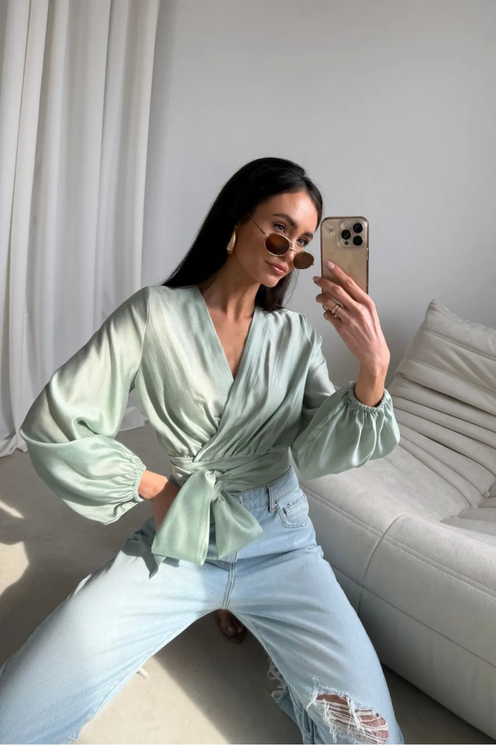 Nerina – kopertowa bluzka wiązana w talii, długi rękaw, miętowa | Roco Fashion