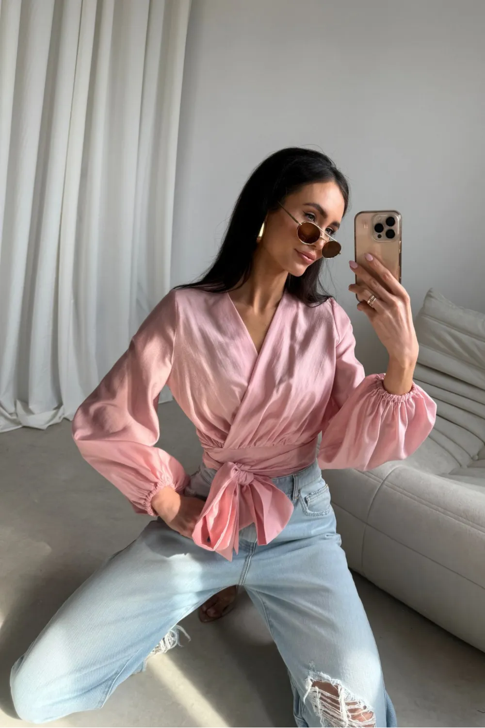 Nerina – elegante Wickelbluse mit Taillenbindung und langen Ärmeln in Rosa | Roco Fashion