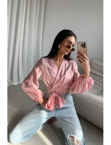 Nerina – elegante Wickelbluse mit Taillenbindung und langen Ärmeln in Rosa | Roco Fashion