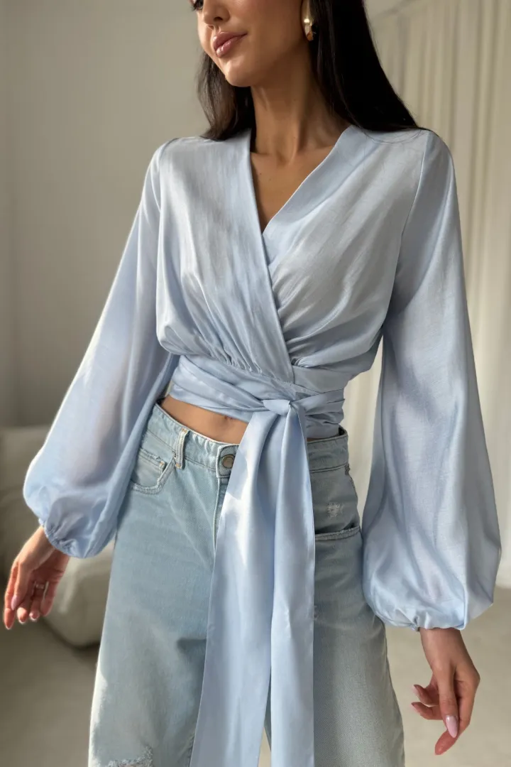 Nerina - elegante Wickelbluse mit Taillenbindung und langen Ärmeln in Himmelblau