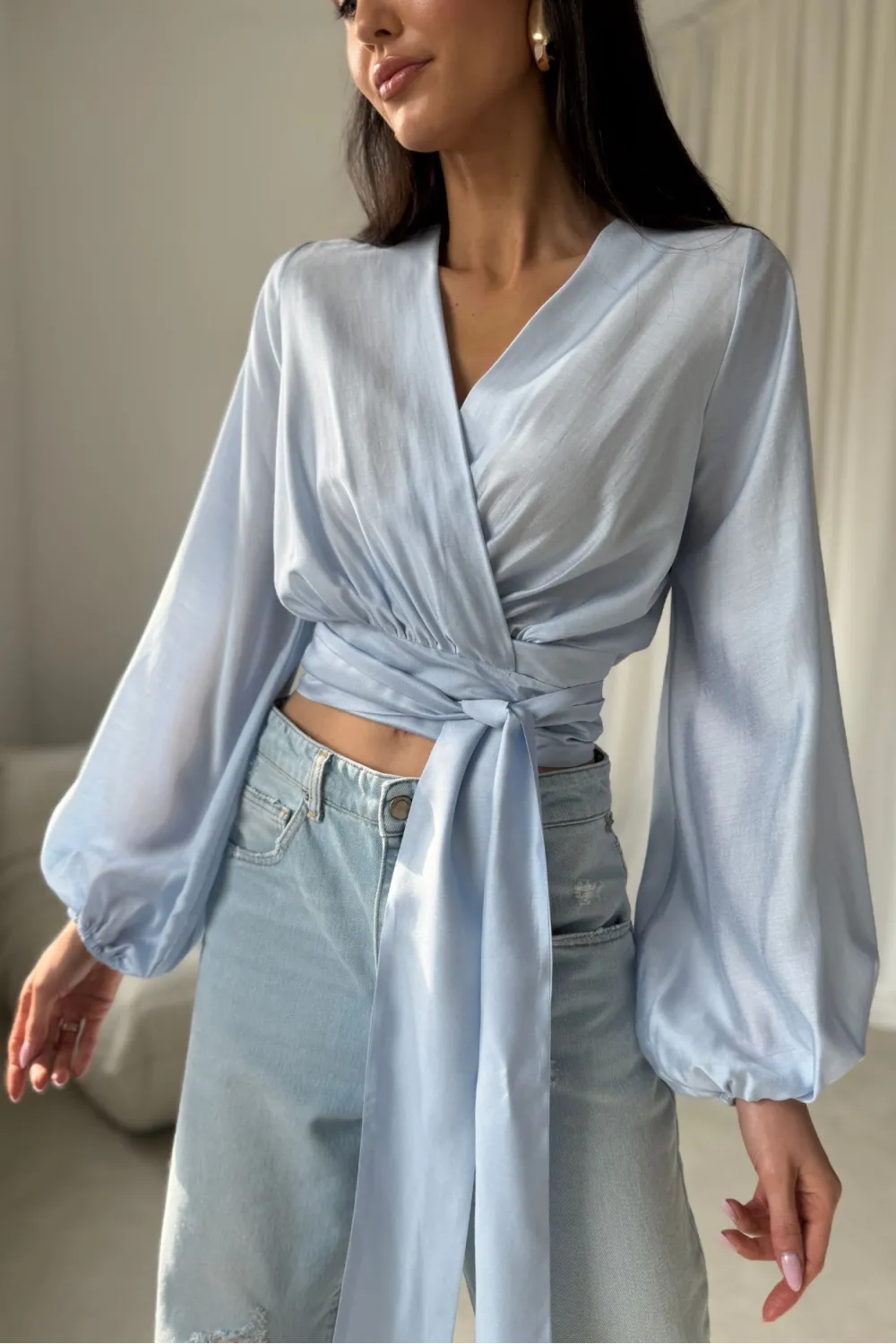 Nerina – kopertowa bluzka wiązana w talii, długi rękaw, błękitna | Roco Fashion