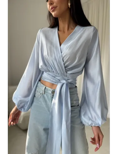 Nerina – kopertowa bluzka wiązana w talii, długi rękaw, błękitna | Roco Fashion