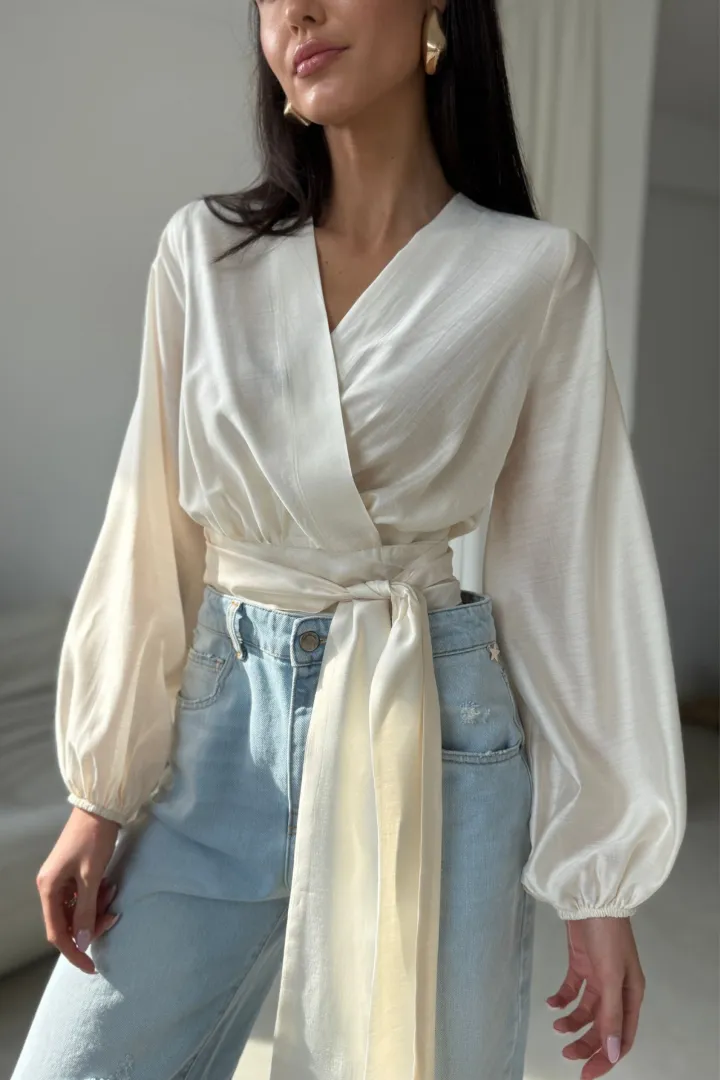 Nerina - elegante Wickelbluse mit Taillenbindung und langen Ärmeln in Vanille