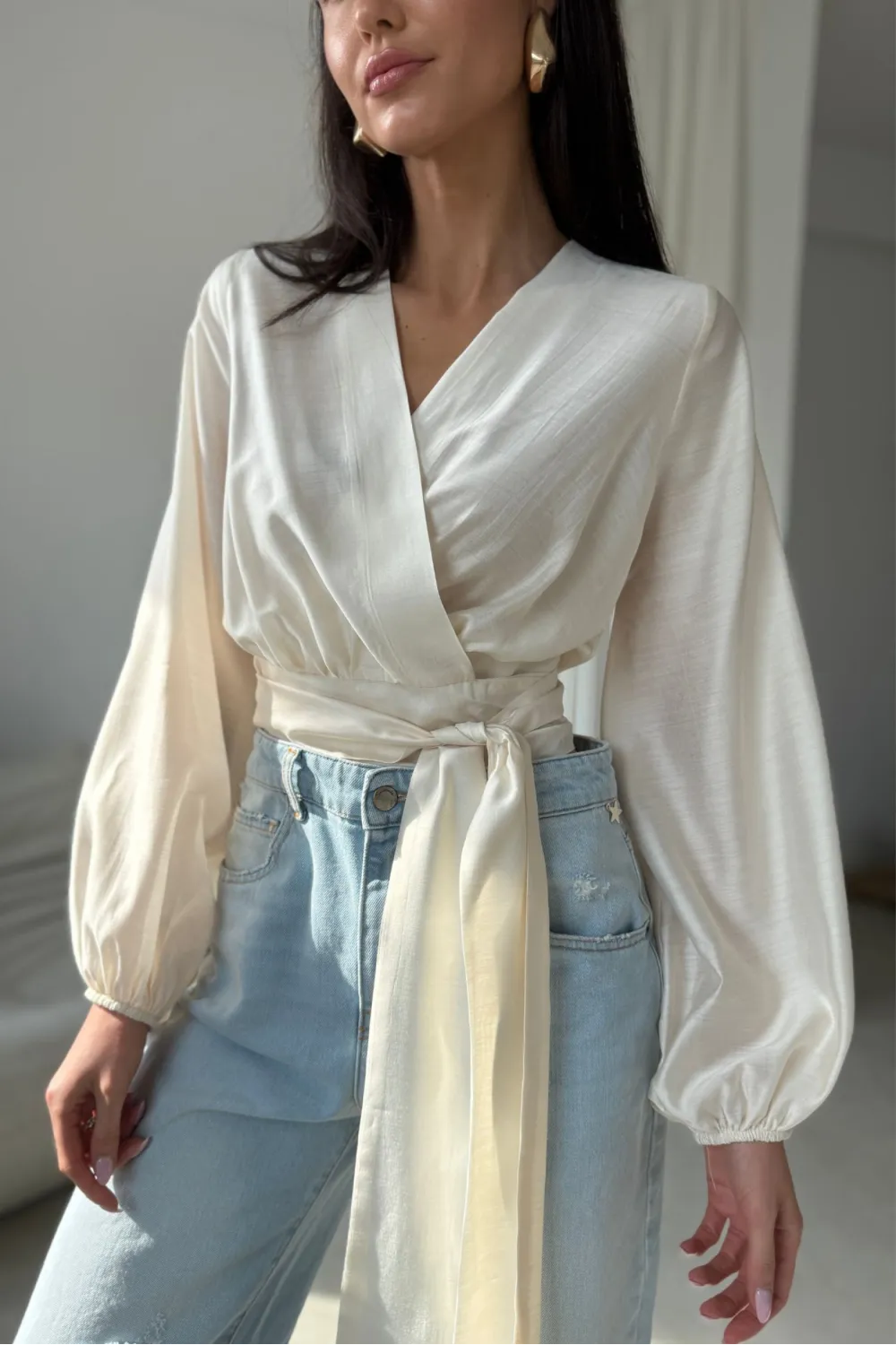 Nerina – elegante Wickelbluse mit Taillenbindung und langen Ärmeln in Vanille | Roco Fashion Nerina – elegante Wickelbluse mit Taillenbindung und langen Ärmeln in Vanille | Roco Fashion