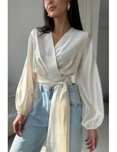 Nerina – waniliowa kopertowa bluzka wiązana w talii z długim rękawem | Roco Fashion