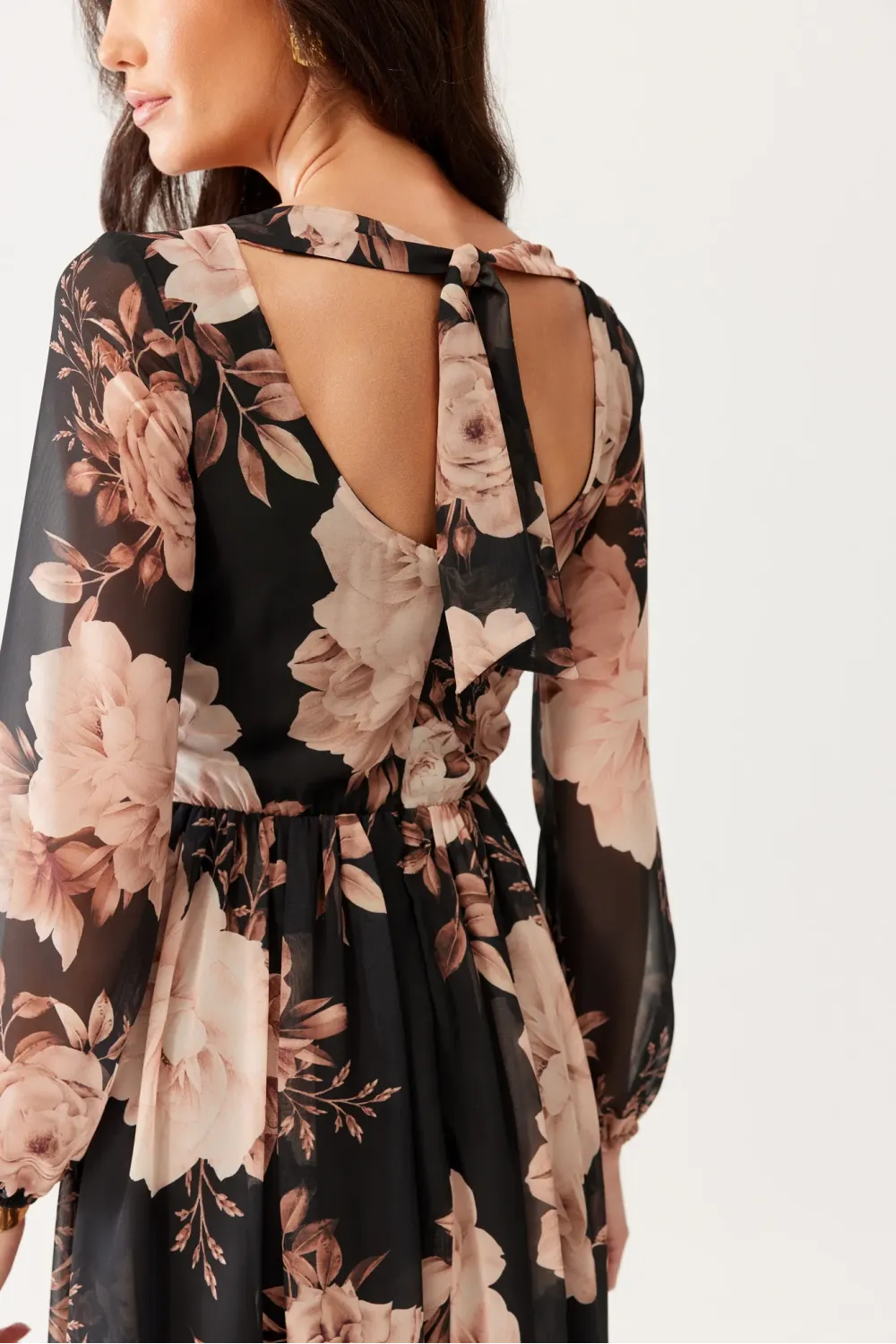 Alessia – schwarz-beiges Maxikleid mit Blumenmuster und Rückenausschnitt | Roco Fashion