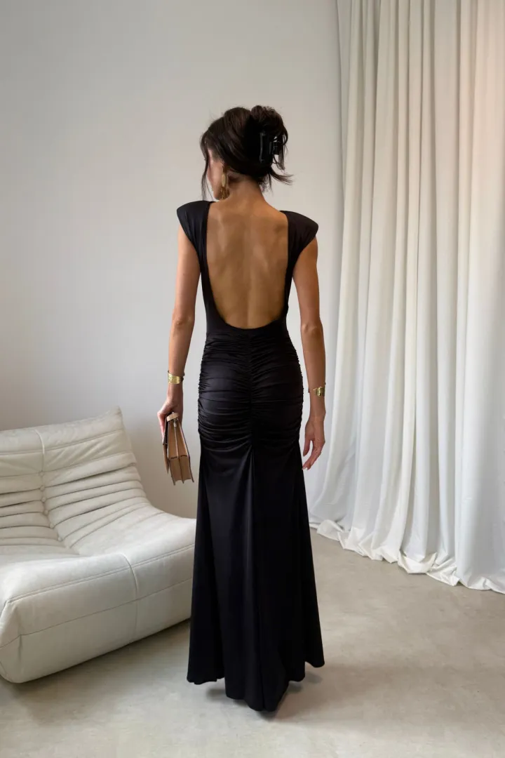 Aurelia – Elegantes Maxikleid mit Raffungen, tiefem Rückenausschnitt und Beinschlitz in Schwarz | Roco Fashion