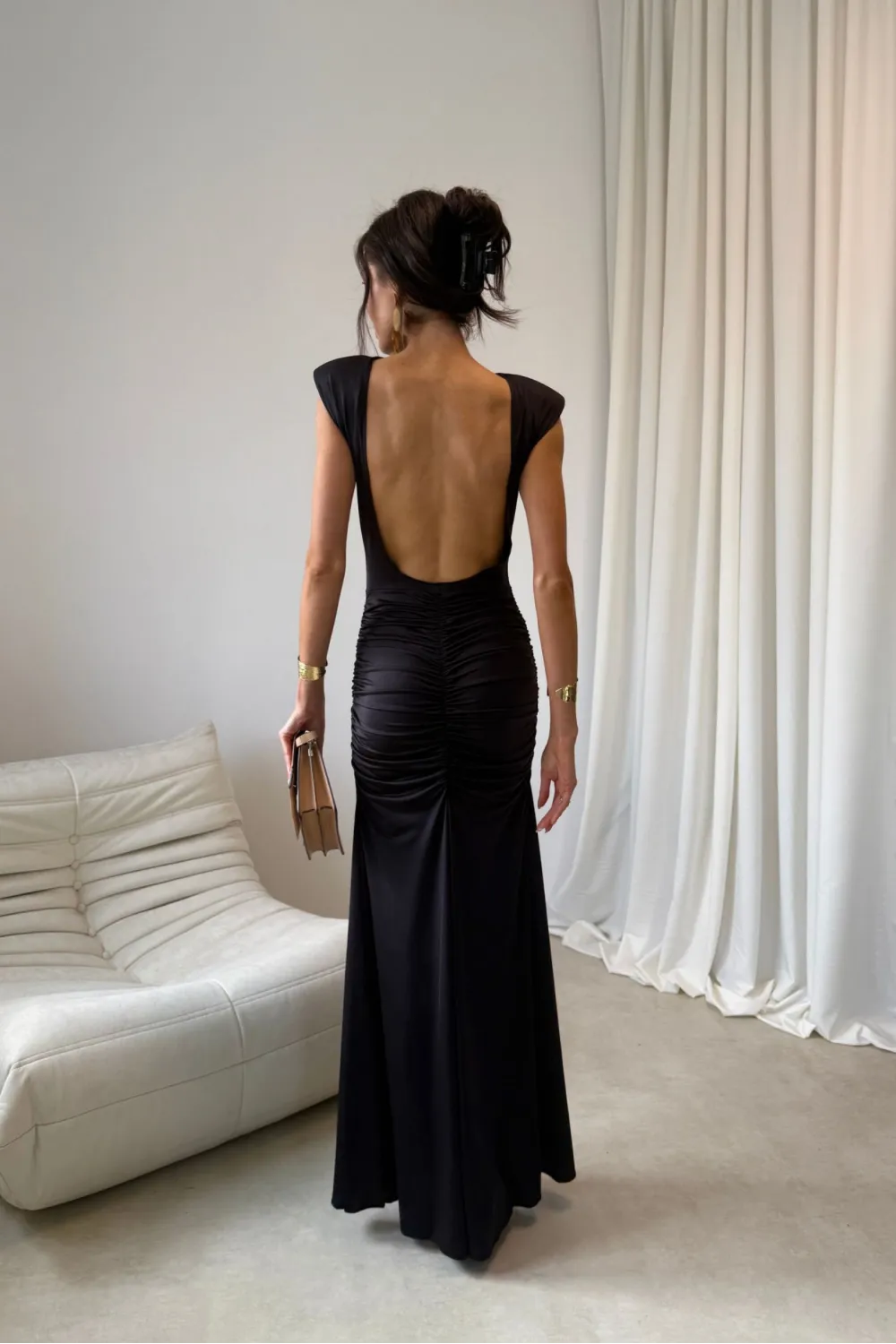 Aurelia – Elegantes Maxikleid mit Raffungen, tiefem Rückenausschnitt und Beinschlitz in Schwarz | Roco Fashion