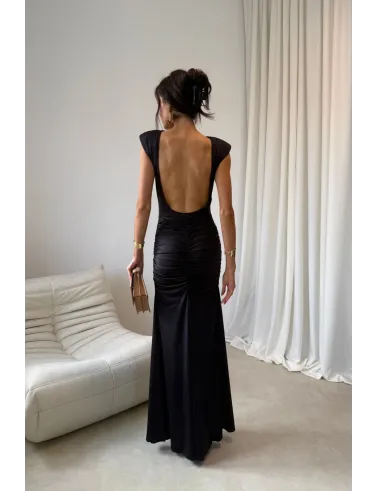 Aurelia – długa sukienka z marszczeniem, odkrytymi plecami i rozcięciem czarna | Roco Fashion