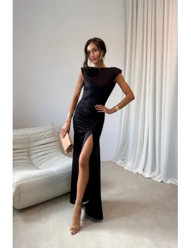 Aurelia – długa sukienka z marszczeniem, odkrytymi plecami i rozcięciem czarna | Roco Fashion