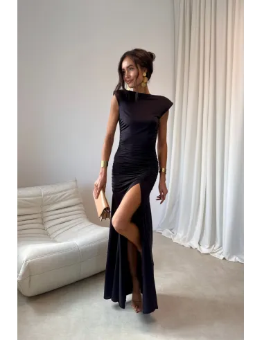 Aurelia – długa sukienka z marszczeniem, odkrytymi plecami i rozcięciem czarna | Roco Fashion