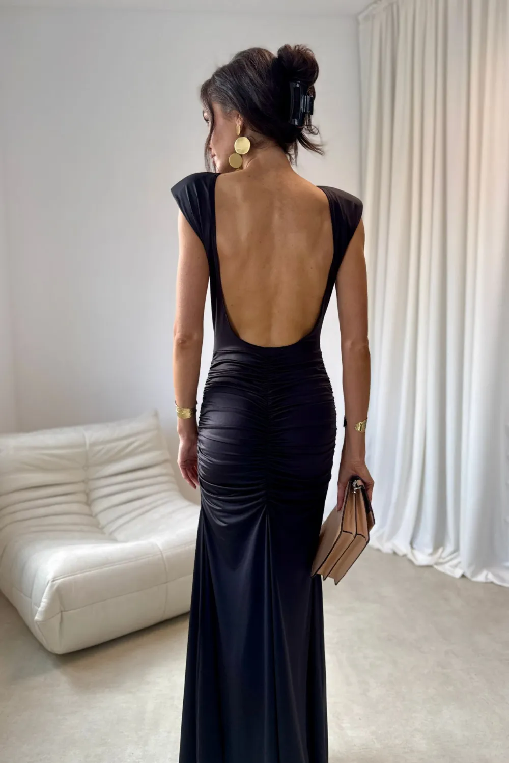 Aurelia – długa sukienka z marszczeniem, odkrytymi plecami i rozcięciem czarna | Roco Fashion