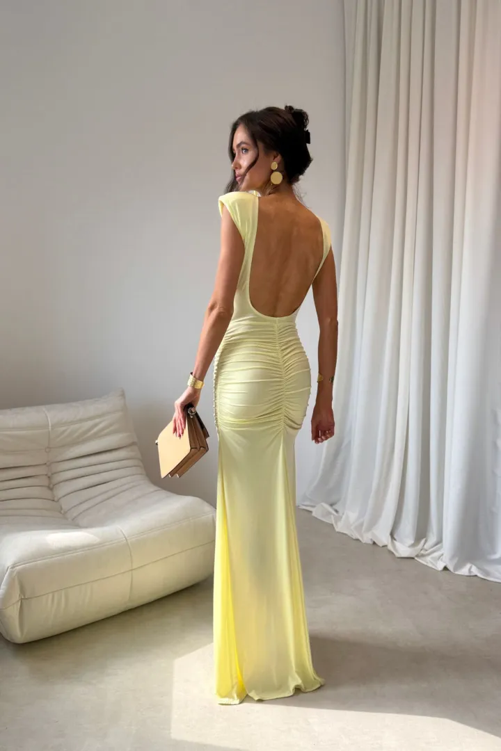 Aurelia – Elegantes gelbes Maxikleid mit Raffungen, Rückenausschnitt und Beinschlitz | Roco Fashion
