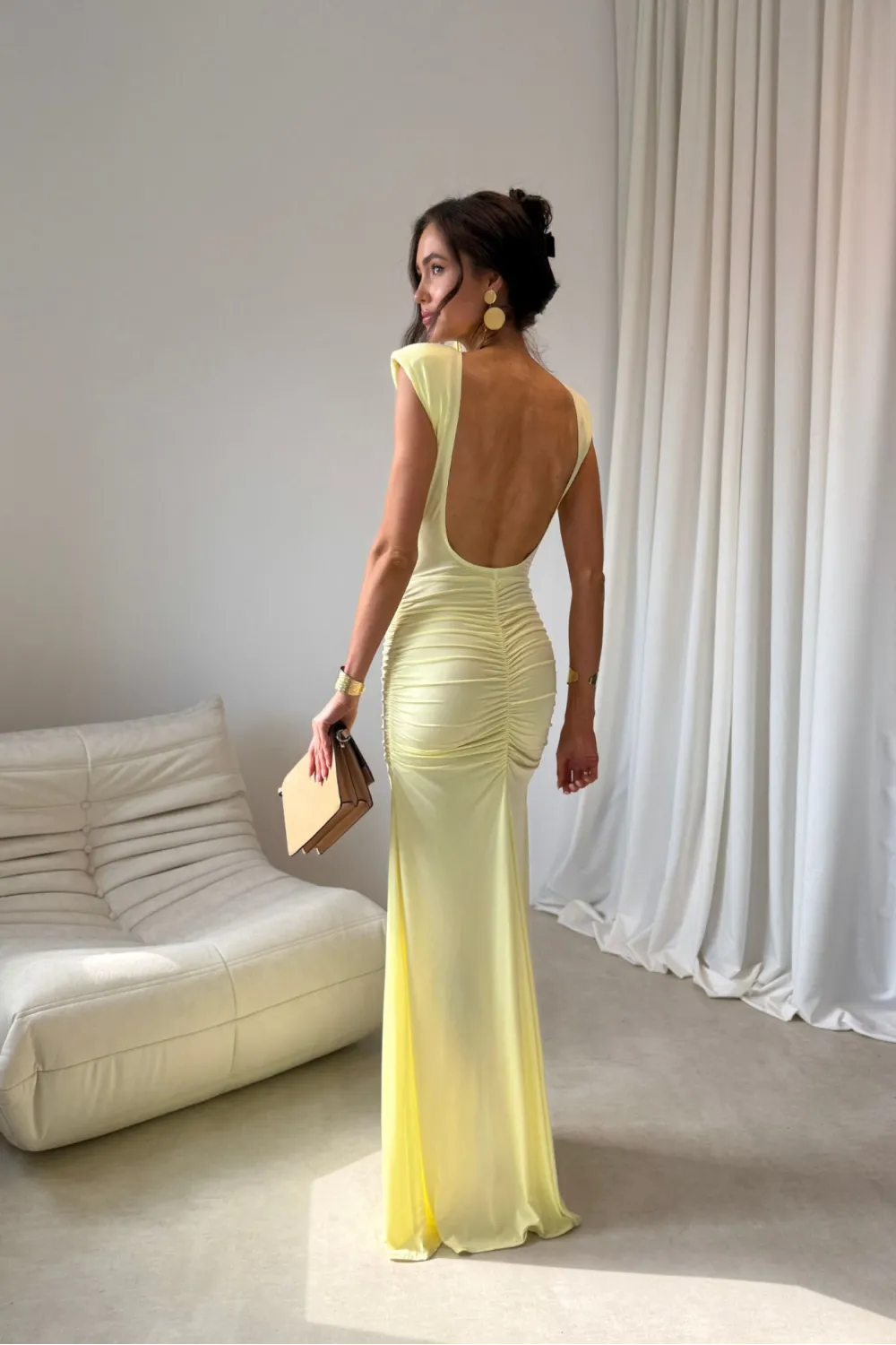 Aurelia – Elegantes gelbes Maxikleid mit Raffungen, Rückenausschnitt und Beinschlitz | Roco Fashion