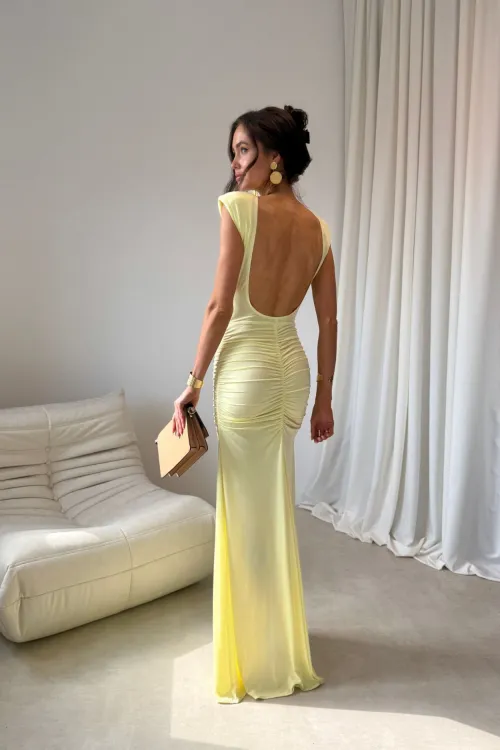 Aurelia – Elegantes gelbes Maxikleid mit Raffungen, Rückenausschnitt und Beinschlitz | Roco Fashion