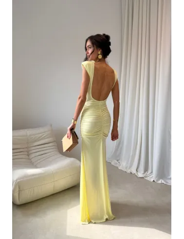 Aurelia – Elegantes gelbes Maxikleid mit Raffungen, Rückenausschnitt und Beinschlitz | Roco Fashion