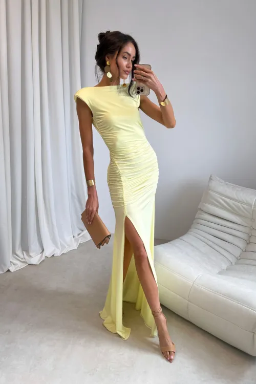 Aurelia - Elegantes Maxikleid mit Raffungen, tiefem Rückenausschnitt und Beinschlitz in Gelb