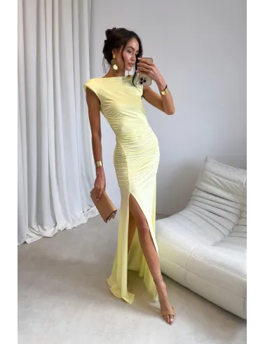 Aurelia – długa żółta sukienka z marszczeniem, odkrytymi plecami i rozcięciem | Roco Fashion