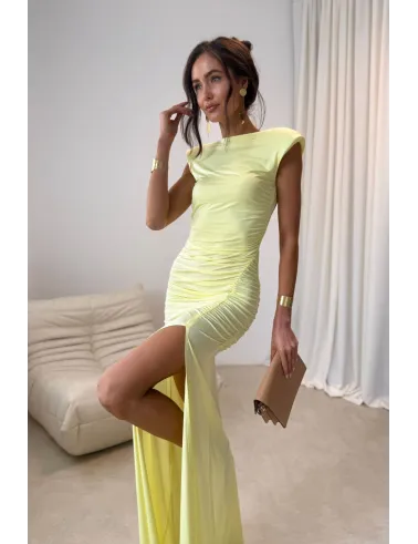 Aurelia – długa żółta sukienka z marszczeniem, odkrytymi plecami i rozcięciem | Roco Fashion