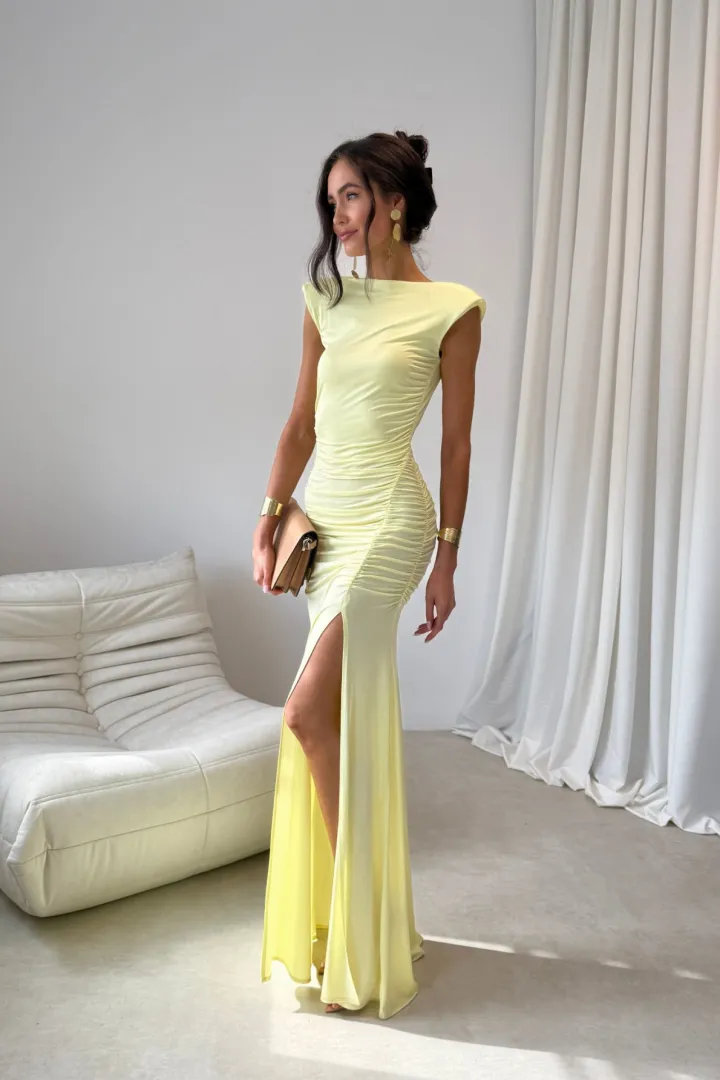 Aurelia - Elegantes Maxikleid mit Raffungen, tiefem Rückenausschnitt und Beinschlitz in Gelb