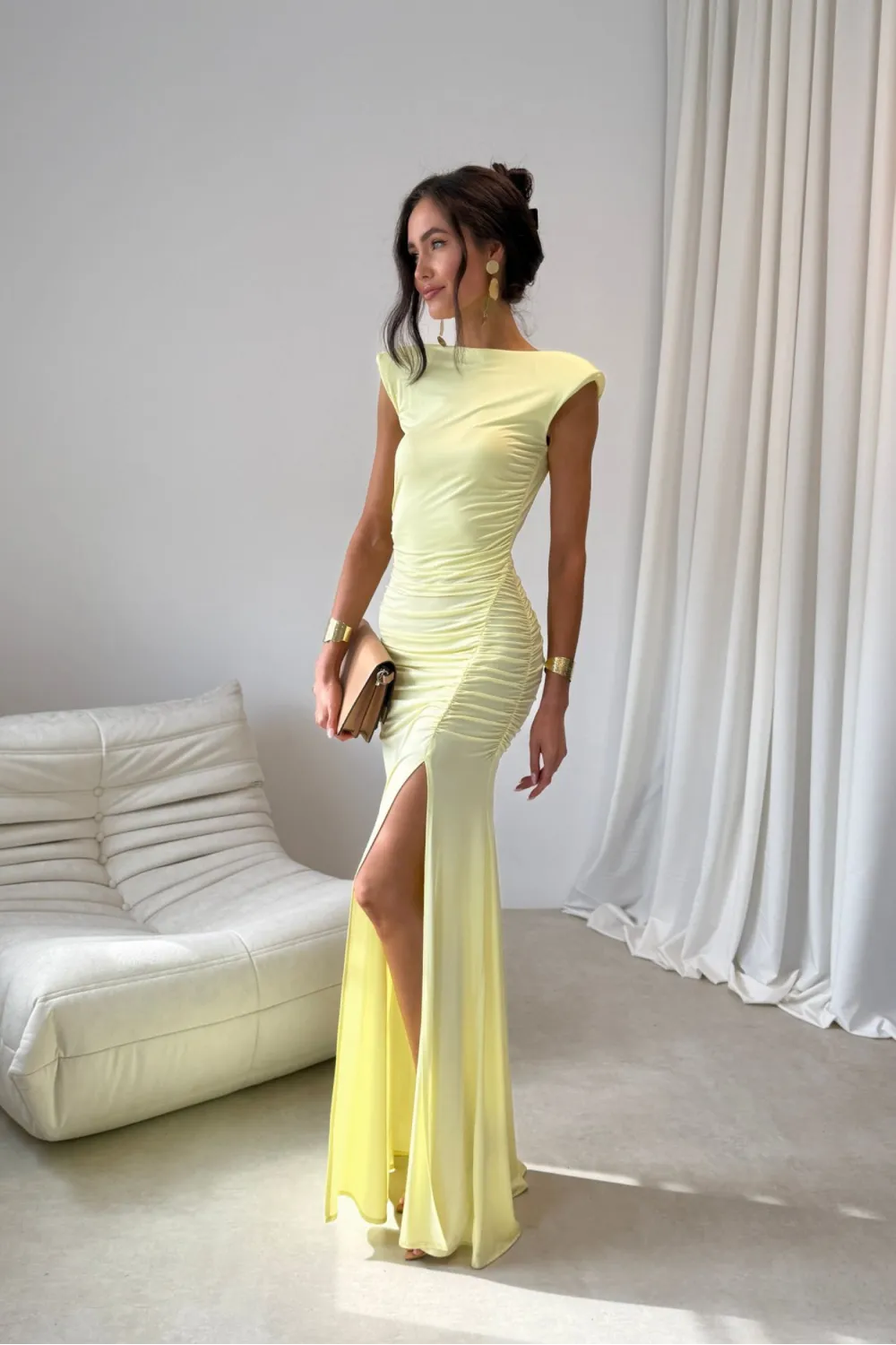 Aurelia – Elegantes gelbes Maxikleid mit Raffungen, Rückenausschnitt und Beinschlitz | Roco Fashion