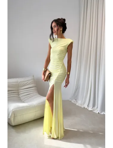 Aurelia – Elegantes gelbes Maxikleid mit Raffungen, Rückenausschnitt und Beinschlitz | Roco Fashion