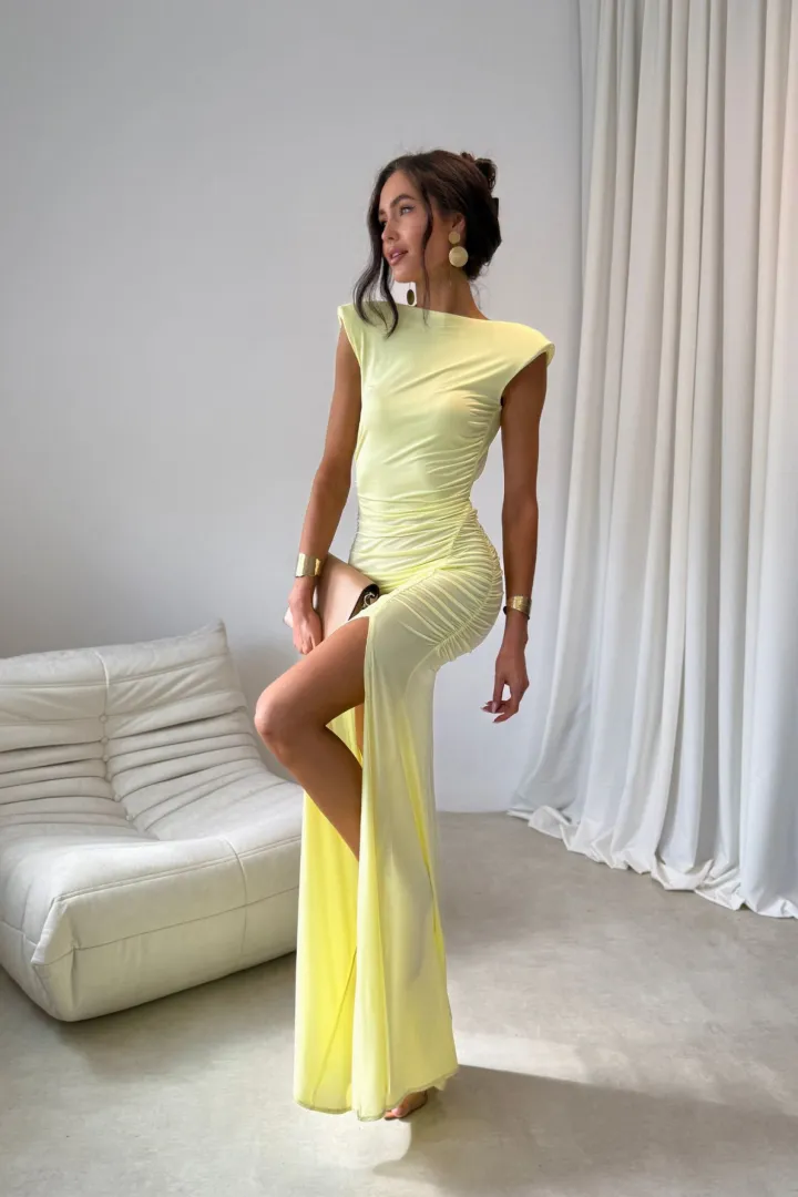 Aurelia - Elegantes Maxikleid mit Raffungen, tiefem Rückenausschnitt und Beinschlitz in Gelb