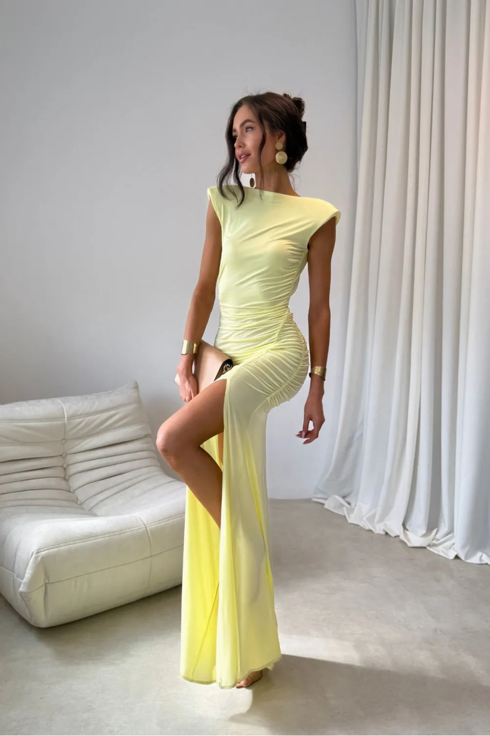 Aurelia – Elegantes gelbes Maxikleid mit Raffungen, Rückenausschnitt und Beinschlitz | Roco Fashion