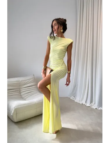 Aurelia – długa żółta sukienka z marszczeniem, odkrytymi plecami i rozcięciem | Roco Fashion