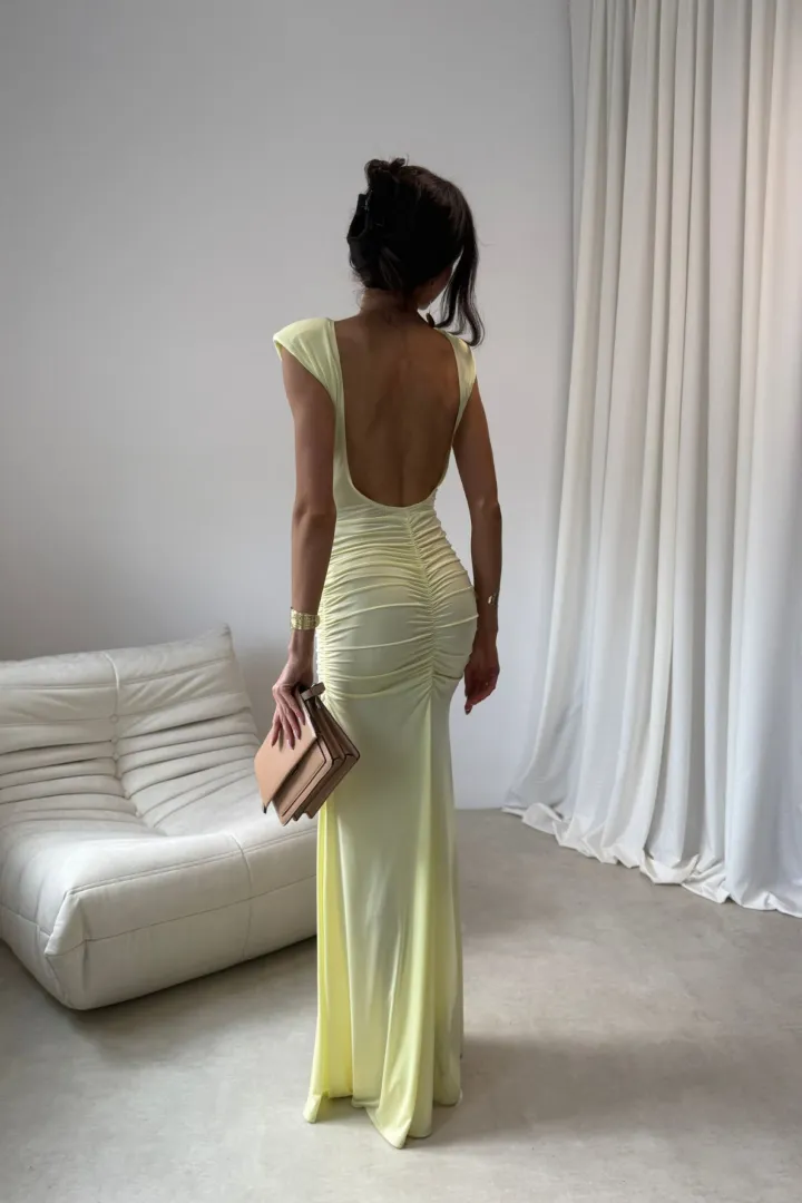 Aurelia - Elegantes Maxikleid mit Raffungen, tiefem Rückenausschnitt und Beinschlitz in Gelb